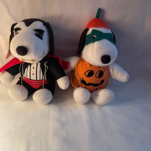 Whitman’s Halloween Snoopy Dracula and Snoopy Pumpkin Plush Set NWT - Picture 8 of 8